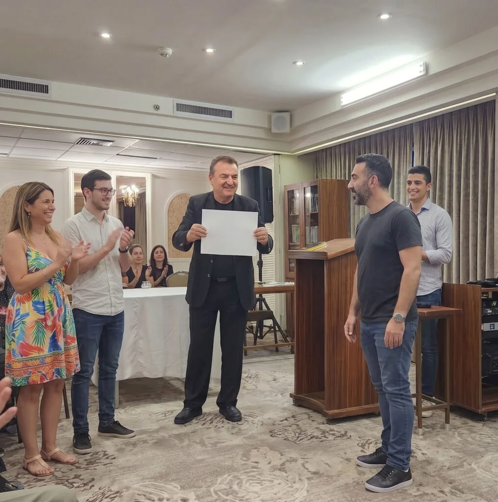רונן נחמן אמן חושים בהופעת טלפתיה והומור