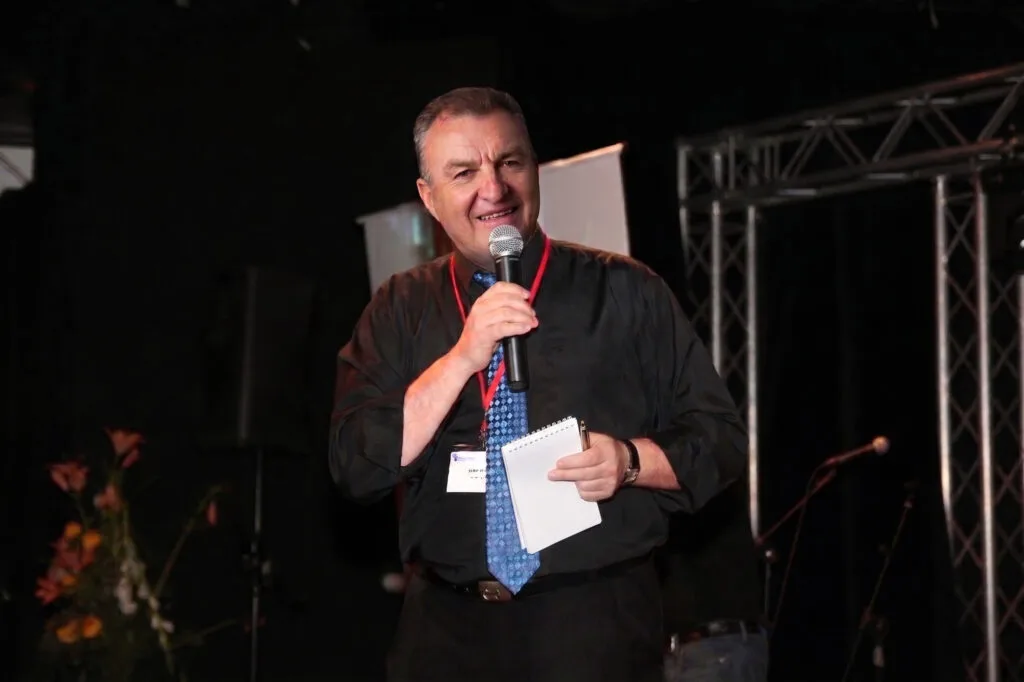 רונן מנחה כנס חברה